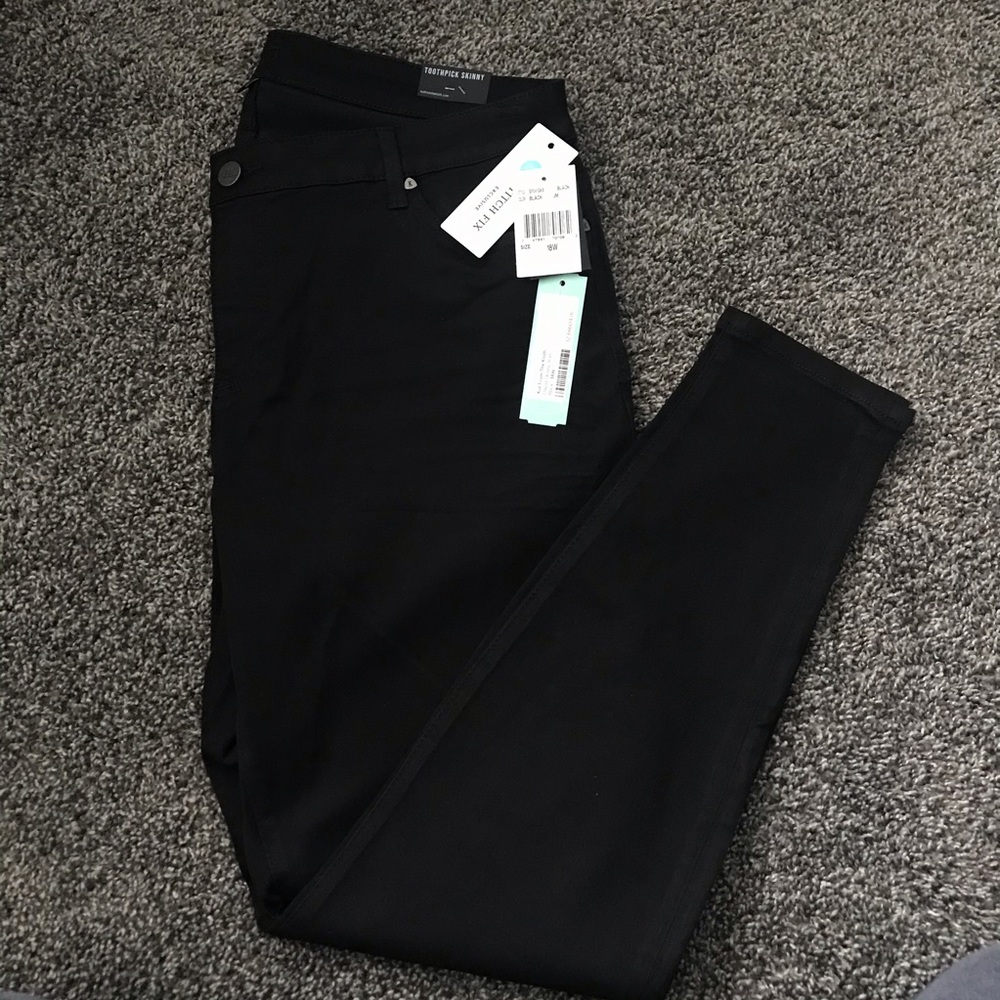BRAND NEW! Black skinny jeans.